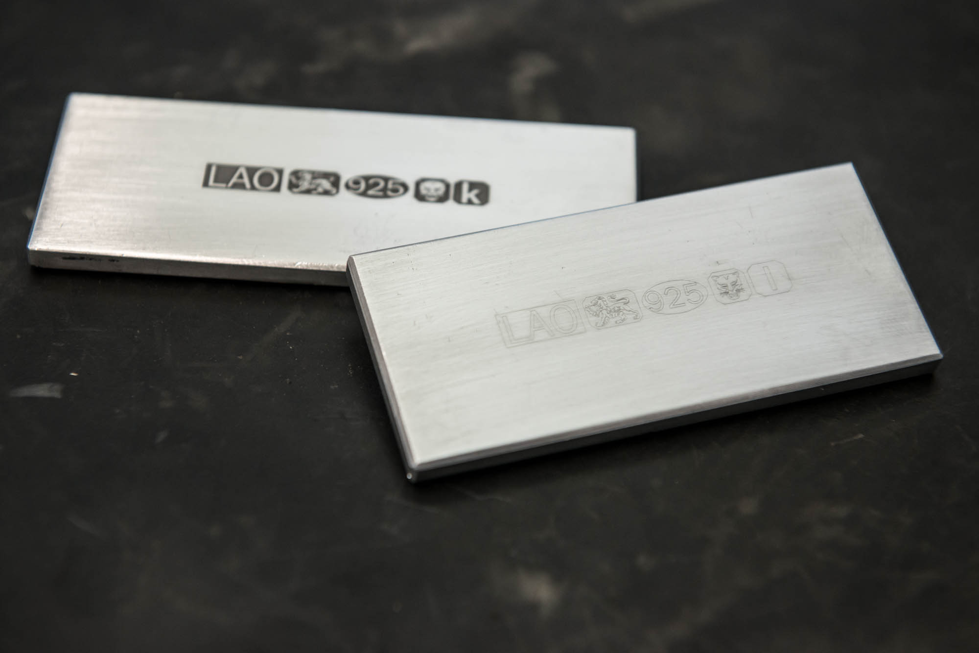 Comparison of 3D and 2D laser hallmarks (3D behind)